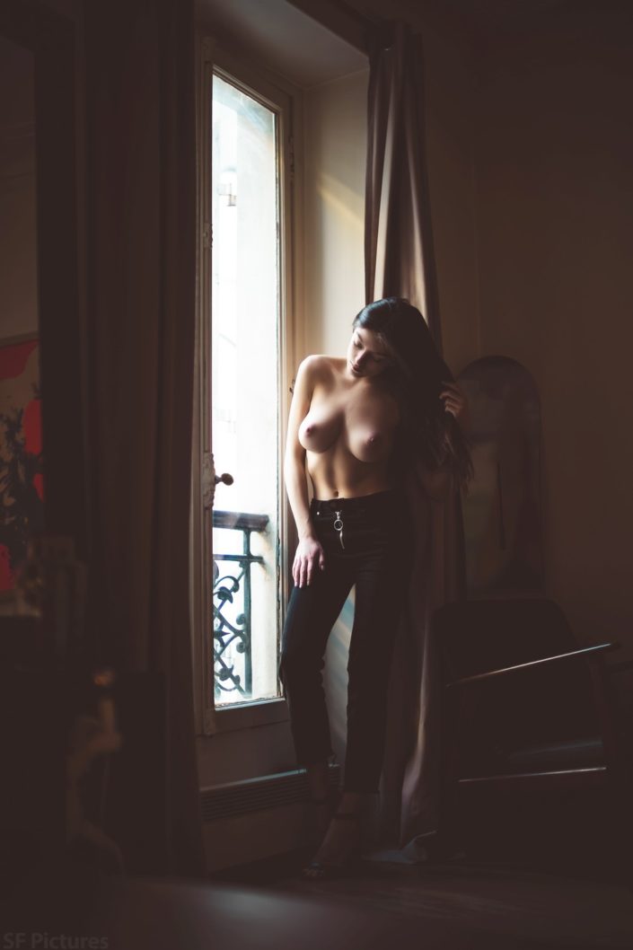 https://fred-boudoir-photography.com/wp-content/uploads/2021/04/Arina-beautiful-nude-model-blonde-topless-by-fred-photographe-boudoir-Paris-02-705x1058.jpg