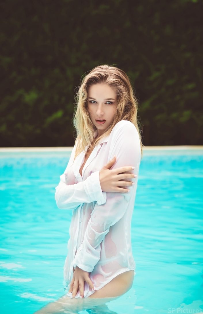 pure beauty Marianna with wet shirt in the pool for fred photographe