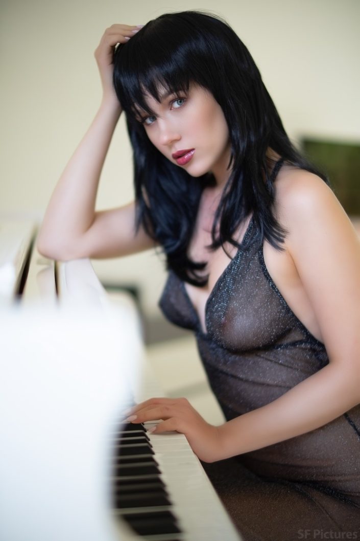 Mariana with black hair and transparent dress posing for fred photographe boudoir