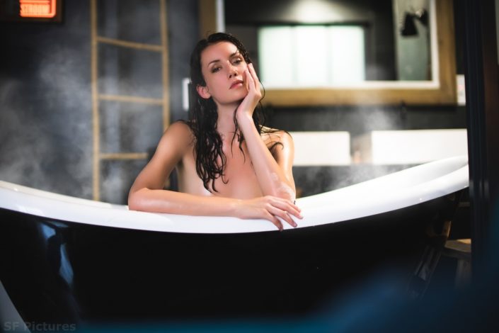 sexy nude portrait of Michaela in the bath and wet by fred photographe boudoir Paris