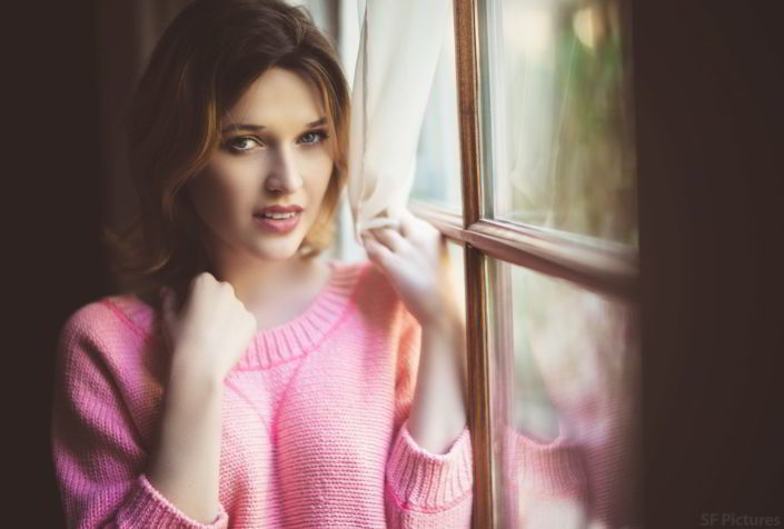 Serena beautiful model with pink sweater posing for fred photographe boudoir Paris