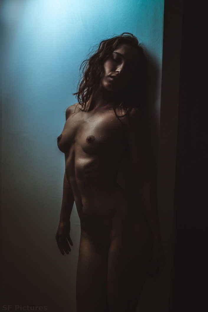 Nude art portrait of Sonka sexy model with wet body posing for fred photographe boudoir