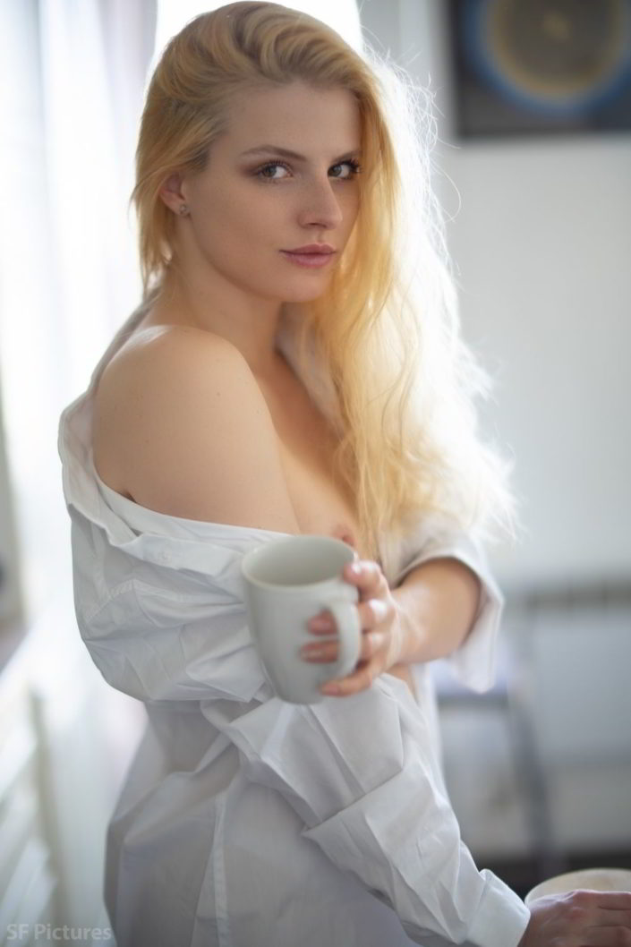 Seductive babe takha hot blonde girl with white shirt and topless