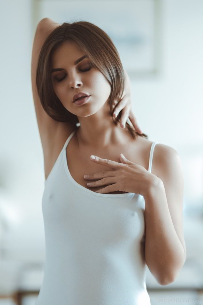 seductive portrait Viesta posing with white top for Fred photographe boudoir Paris