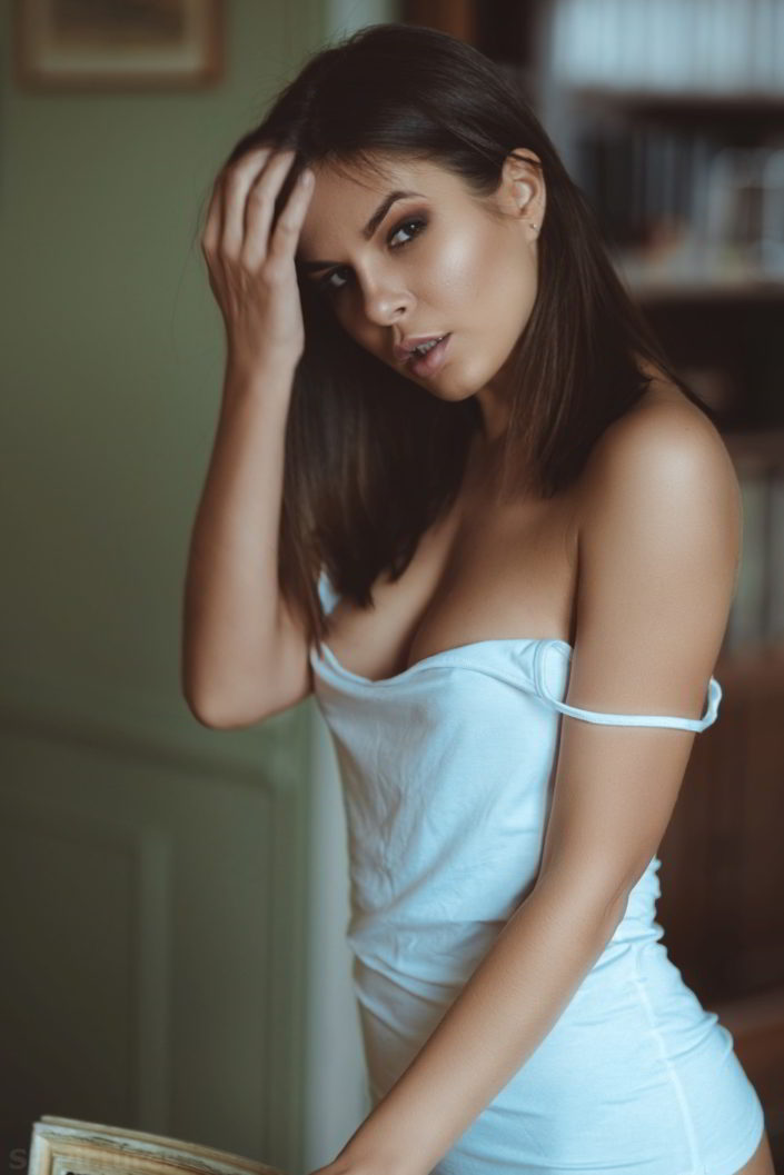 sensual busty Viesta posing with white top for Fred photographe boudoir Paris