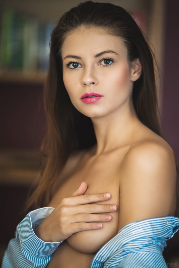 sensual Viktoria posing topless with blue shirt for Fred photographe boudoir Paris