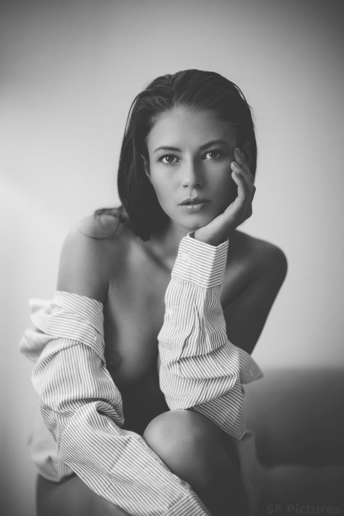 black and white portrait of Viktoria topless for fred photographe boudoir Paris