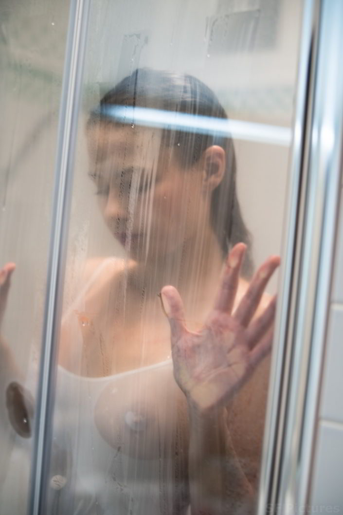 gorgeous Viktoria under the shower with white top wet and nude by fred photographe boudoir Paris